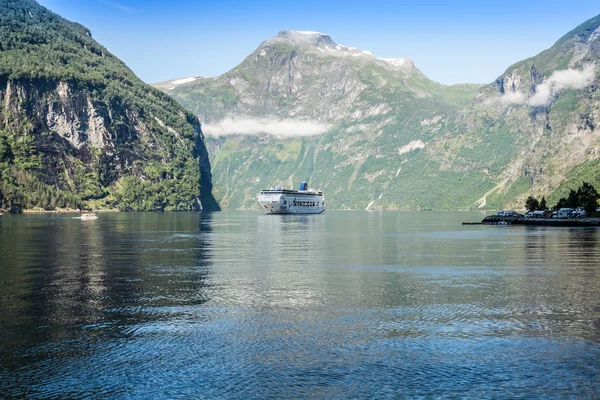 Nave da crociera in fiordo Geiranger, Norvegia 5 agosto 2012 — Foto Stock