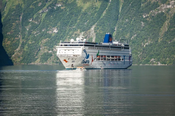 Cruise gemi içinde geiranger fiyort, Norveç Ağustos 5, 2012 — Stok fotoğraf