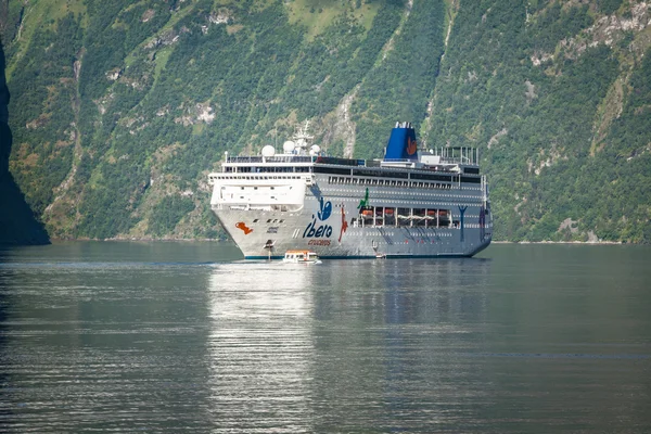 Bateau de croisière dans le fjord de Geiranger, Norvège 5 août 2012 — Photo