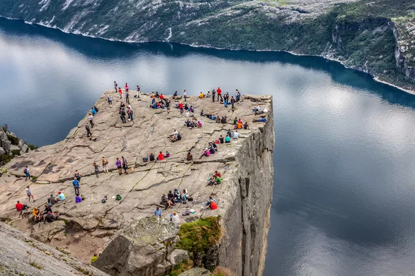 NORWAY - JUNE 2, 2012: unidentified group of tourists enjoy brea — Stock Photo, Image