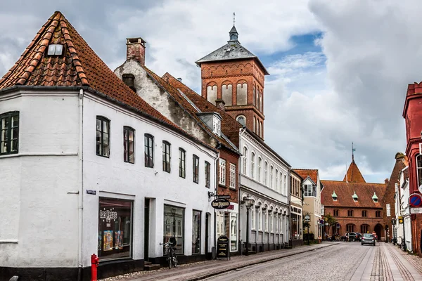 Strada mattutina vuota con vecchie case dalla città reale Ribe a Den — Foto Stock