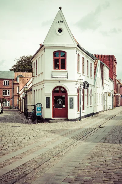 Empty morning street with old houses from royal town Ribe in Den — Stock Photo, Image