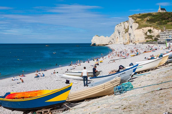 ETRETAT, FRANCIA -: Acantilado de Etretat y su playa con gente desconocida — Foto de Stock