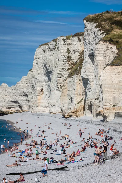 Etretat, Francie -: etretat cliff a jeho pláž s neznámou peo — Stock fotografie