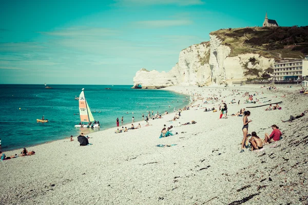 Etretat, france -: etretat-Klippe und ihr Strand mit unbekanntem Peo — Stockfoto