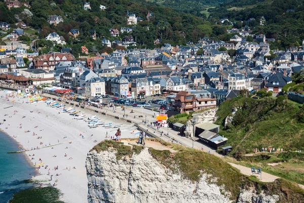 Panoramablick auf das berühmte Dorf d 'etretat 27. August 2013 — Stockfoto