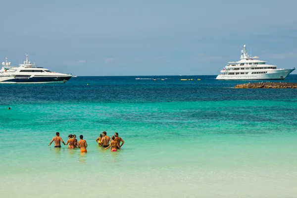 Luxusjacht am türkisfarbenen Strand von Formentera illetes 21. August — Stockfoto