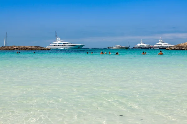 福门特拉岛 illetes 8 月 21 的绿松石海滩的豪华游艇 — 图库照片