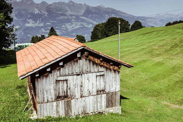 Ξύλινα σπίτια σε malbun στο Λιχτενστάιν, Ευρώπη — Stock fotografie