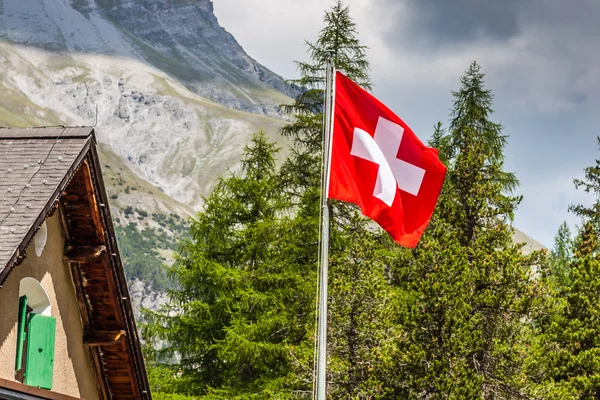 Bendera Swiss - simbol nasional Swiss dengan Alpen sebagai backgro — Stok Foto