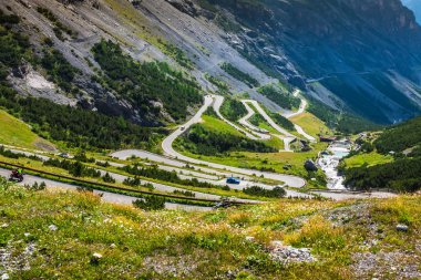 Yılan gibi dağ yolunda İtalya Alpleri'nde stelvio geçmek, passo de