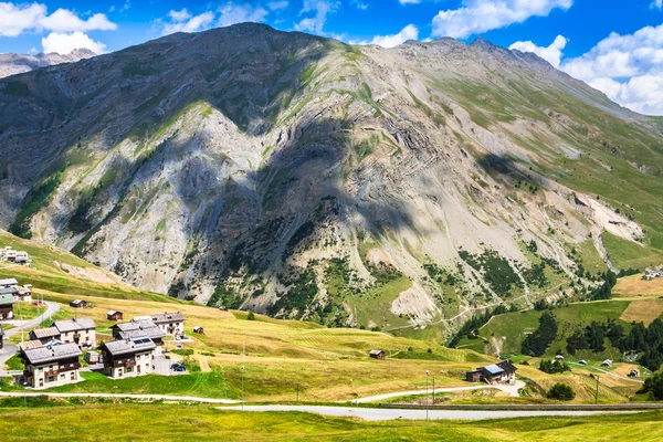Vue sur la vallée de Livigno en été — Photo