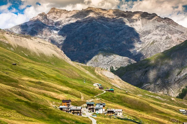 Blick auf das Livigno-Tal im Sommer — Stockfoto