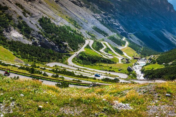 Серпантинная горная дорога в итальянских Альпах, перевал Стеллуа, Пассо-де-Пассо
