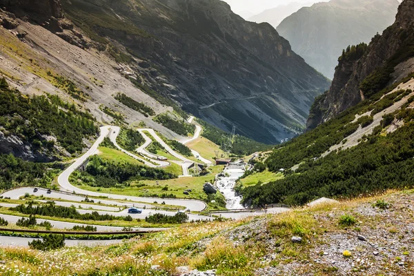 Slingrande bergsväg i italienska Alperna, stelvio pass, passo de — Stockfoto