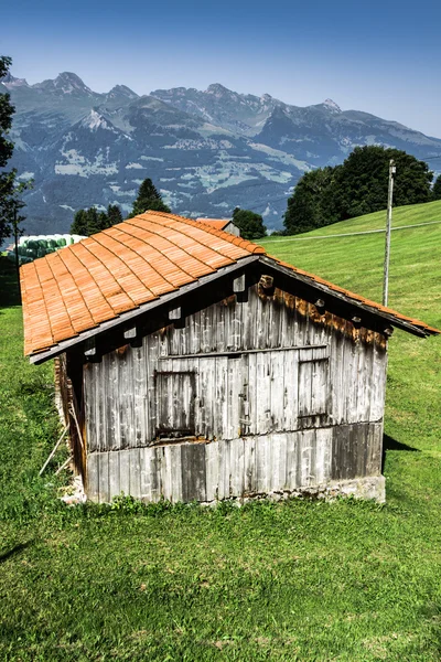 Houten huizen in malbun in Liechtenstein, Europa — Stockfoto