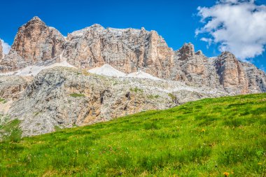 Panorama sella sella dağ aralığının geçmesi, dolomites, ita