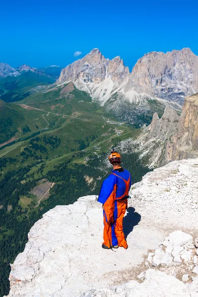 Base jumper hoppa från en stor klippa i Dolomiterna, Italien, breathta — Stockfoto