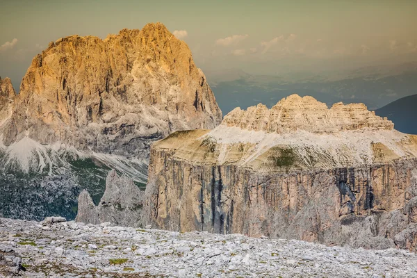 Vista de verano del monte Sass Pordoi y el valle de Fassa, muñeca italiana — Foto de Stock