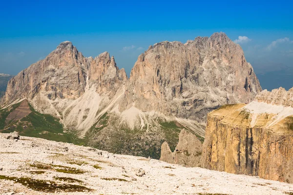 Sass pordoi Dağı ve fassa Vadisi, İtalyan dolim yaz manzarası — Stok fotoğraf