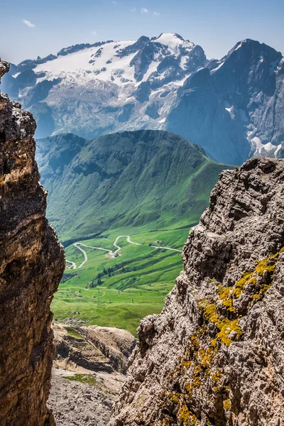 Vista de verão de Sass Pordoi monte e Vale de Fassa, Dolim italiano — Fotografia de Stock