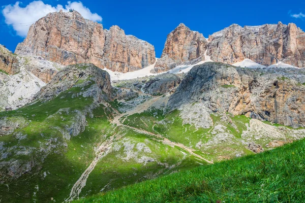 Панорама горного массива Селла от перевала Селла, Доломиты, Ита — стоковое фото