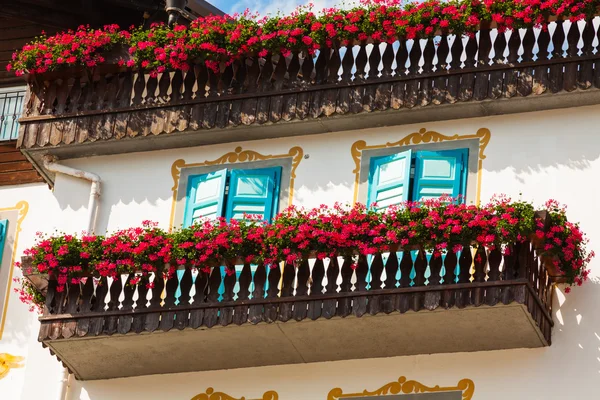 Traditional alpine houses with flowers on balcony, Cortina d 'Amp — стоковое фото