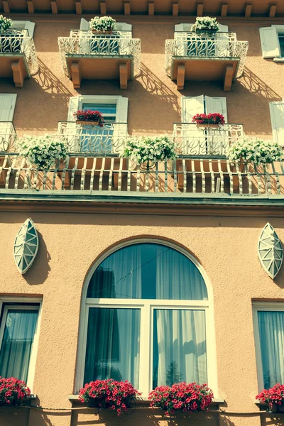 Maisons alpines traditionnelles avec fleurs sur balcon, Cortina d'Amp — Photo