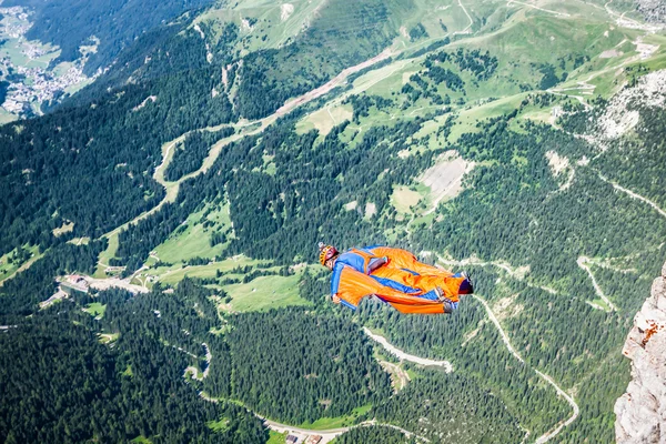 BASE jumper pulando de um grande penhasco em Dolomites, Itália, breathta — Fotografia de Stock