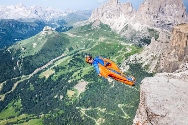Base jumper leugranak egy nagy szikla Dolomitok, Olaszország, breathta — Stock Fotó