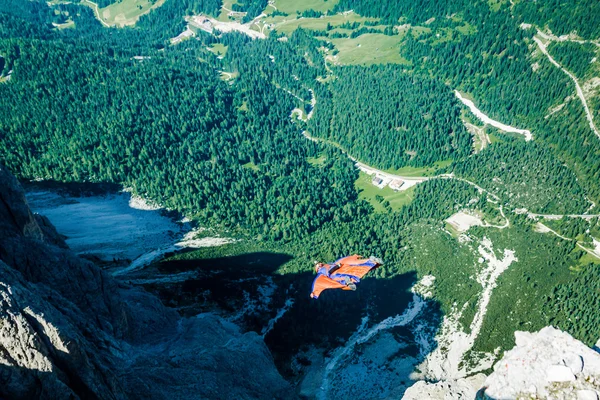 ドロミテ、イタリア、breathta で大きな崖から飛び降りるベース ジャンパー — ストック写真