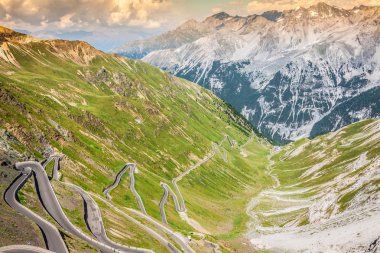 Yılan gibi dağ yolunda İtalya Alpleri'nde stelvio geçmek, passo de