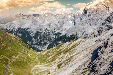 Yılan gibi dağ yolunda İtalya Alpleri'nde stelvio geçmek, passo de