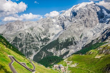 Yılan gibi dağ yolunda İtalya Alpleri'nde stelvio geçmek, passo de