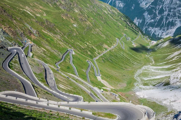 Серпантинная горная дорога в итальянских Альпах, перевал Стеллуа, Пассо-де-Пассо — стоковое фото
