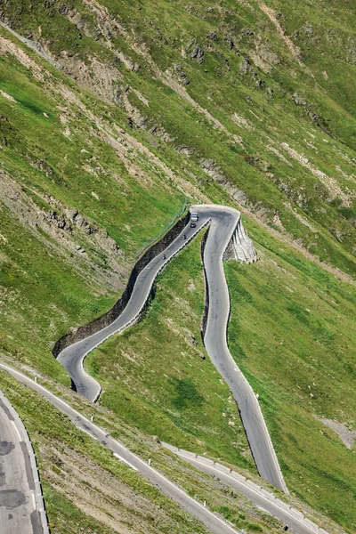 Strada serpentina di montagna nelle Alpi italiane, Passo dello Stelvio, Passo de — Foto Stock