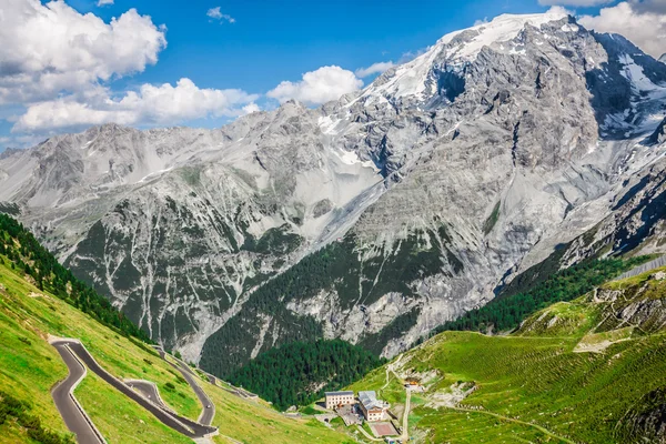 Yılan gibi dağ yolunda İtalya Alpleri'nde stelvio geçmek, passo de