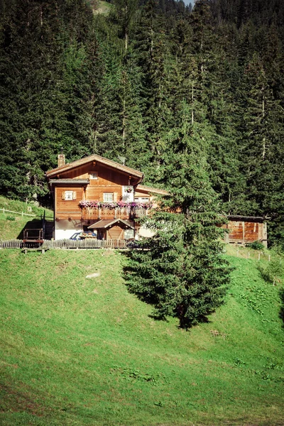 ドロミテ - イタリア山 - ヨーロッパの典型的な家 — ストック写真