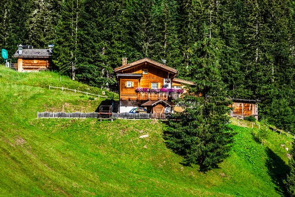 Casa típica de los Dolomitas - Montañas italianas - Europa —  Fotos de Stock