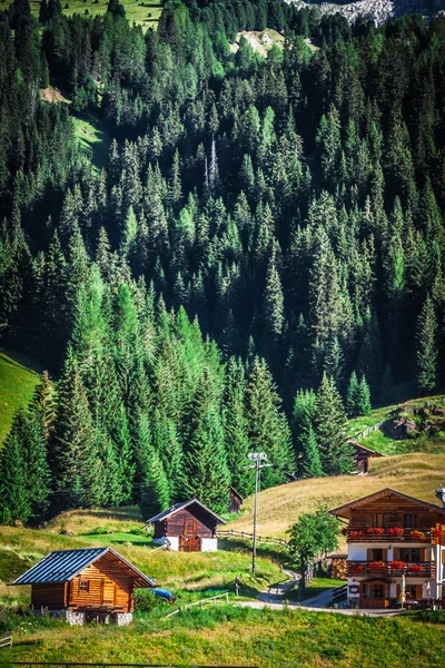 ドロミテ - イタリア山 - ヨーロッパの典型的な家 — ストック写真