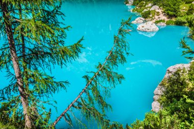 Alpin göl sorapis - İtalyan Dolomites'in muhteşem manzara.