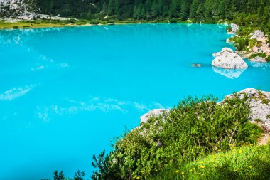 Alpin göl sorapis - İtalyan Dolomites'in muhteşem manzara.