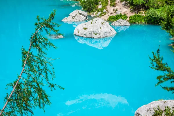 Türkisfarbener Sorapis-See mit Kiefern und Dolomitenbergen in — Stockfoto