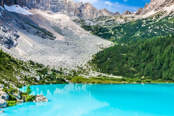 Türkisfarbener Sorapis-See in Cortina d 'Ampezzo, mit Dolomitenfelsen — Stockfoto