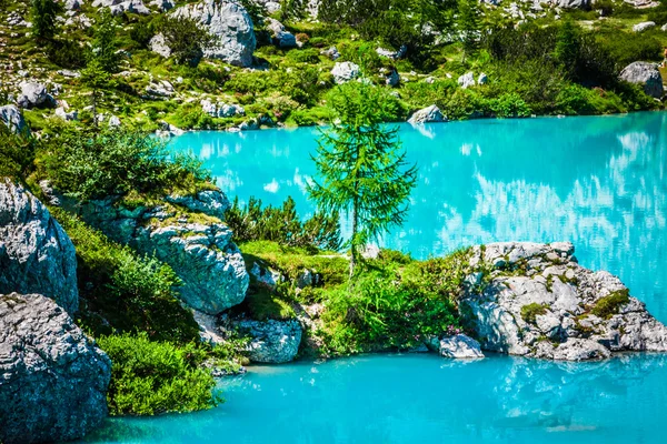 Alpin lago Sorapis - Dolomitas italianas impresionante paisaje . — Foto de Stock