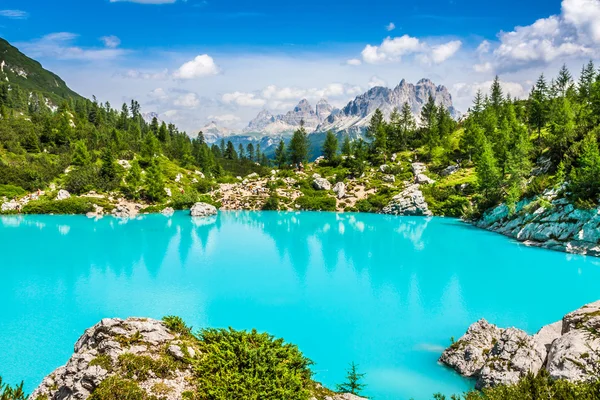 Turquoise Sorapis Lake in Cortina d 'Ampezzo, with Dolomite Moun — стоковое фото