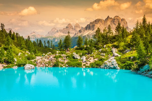 Turquoise Sorapis Lake in Cortina d 'Ampezzo, with Dolomite Moun — стоковое фото