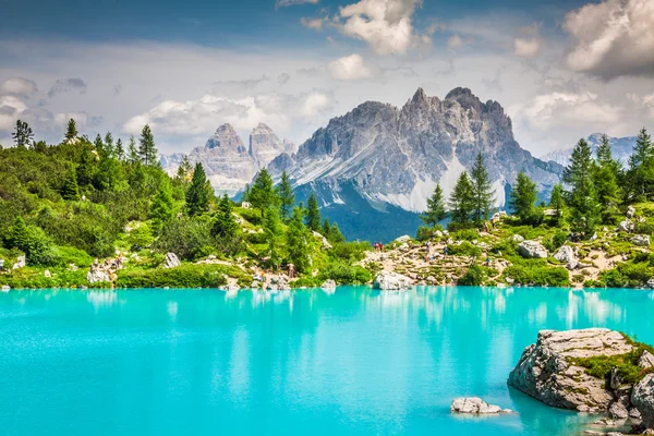 Lac Sorapis turquoise à Cortina d'Ampezzo, avec Dolomite Moun — Photo