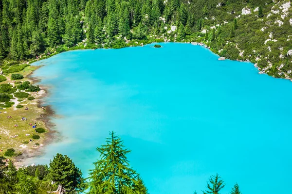 Turquoise Sorapis Lake in Cortina d 'Ampezzo, with Dolomite Moun — стоковое фото