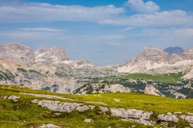 dağların etrafında tre cime di lavaredo - dolomites, İtalya